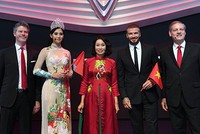 Bà Thuỷ (áo đỏ) tại lễ ra mắt xe VinFast ở triển lãm Paris. Ảnh: VinFast.