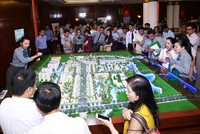 Môi giới tư vấn khách hàng tại một dự án mở bán ở TP HCM. Ảnh: Vũ Lê