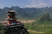 Dòng người đến ngôi chùa lớn nhất thế giới ở Hà Nam dù chưa xây xong