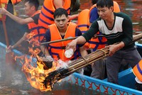 Bắt vịt, thổi cơm thi trên thuyền ở Hải Dương