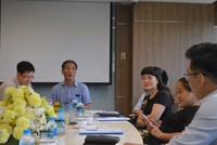 Ông Vũ Tiến Dương, Chủ tịch HĐQT PSD (áo kẻ xanh) đang thảo luận với các cổ đông.