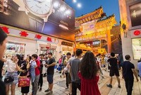 Một khu chợ đêm tại thành phố Bắc Kinh. Ảnh: Chinadaily