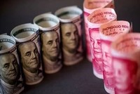 Đồng đôla Mỹ và nhân dân tệ Trung Quốc. Ảnh: Bloomberg