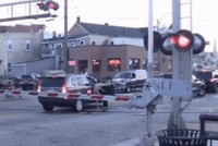 Cô gái lao ra khỏi ôtô dừng giữa đường tàu