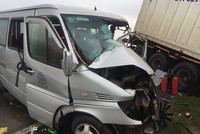 Đầu xe khách vỡ nát sau khi tông xe container. Ảnh: Phạm Linh.