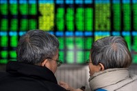 Trái với nhiều thị trường khác, chứng khoán Trung Quốc biểu thị màu xanh là giảm điểm, màu đỏ là tăng điểm. Ảnh: AFP