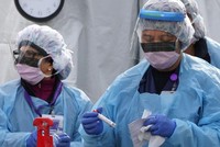 Y tá mặc đồ bảo hộ tại khu xét nghiệm Covid-19 ở trung tâm y tế Đại học Washington, Seattle. Ảnh: AFP.