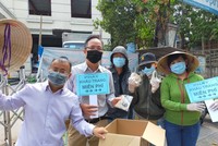 Anh Nguyễn Chi Thanh (trái) cùng đội ngũ công ty ra đường phục vụ cộng đồng.