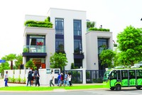 Khách hàng đi xem nhà tại dự án Aquacity Đồng Nai của Novaland. Ảnh: Lê Toàn.