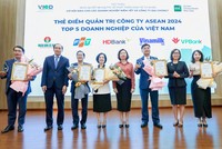 Ông Phạm Quốc Thanh – Phó chủ tịch HĐQT HDBank cùng đại diện các doanh nghiệp lớn nhận Giấy chứng nhận Top 5 Thẻ điểm ACGS từ lãnh đạo Uỷ ban Chứng khoán Nhà nước.