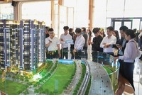 Môi giới của Dat Xanh Services giới thiệu sản phẩm cho khách hàng.