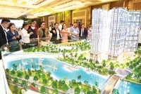 Nhiều dự án mới của doanh nghiệp bất động sản ra mắt mới đây thu hút sự quan tâm của người dân. Ảnh: Lê Toàn.
