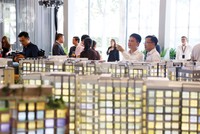 Người mua không còn vội vã “bắt sóng” như trước đây. Ảnh: Việt Dũng.