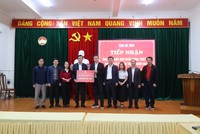 SABECO trao bảng hỗ trợ trị giá 500 triệu đồng cho tỉnh Hà Tĩnh.