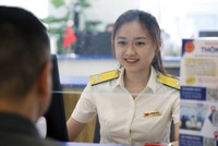 Cán bộ thuế tư vấn, tuyên truyền về chính sách thuế mới cho hộ kinh doanh.