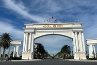 Khu vực cổng chào dự án Agora City thưa thớt phương tiện qua lại.