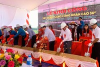 Các đại biểu tham dự thực hiện động thổ khởi công xây dựng Làng công nhân cao su.