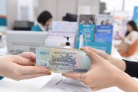 Lãi suất tiếp tục giảm, tiền nhàn rỗi vẫn chảy mạnh vào ngân hàng