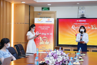 Bà Phạm Thị Hiên - Phó giám đốc Khối Ngân hàng Bưu điện, phát biểu tại Lễ quay số