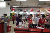 Siêu thị Auchan Golden Vinaconex mới khai trương đã thu hút sự quan tâm của nhiều khách hàng. Ảnh H.M