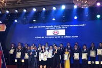 Bà Nguyễn Thị Ngọc Bích – Phó Tổng Giám Đốc Công ty CP Dịch vụ Ô tô Hàng Xanh lên nhận giải thưởng