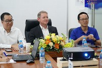 Ông Craig Schmeizer (ở giữa) cùng hai nhà sáng lập Vua Nệm