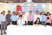 Đại diện Đảng ủy Khối Cơ quan và Doanh nghiệp tỉnh An Giang và Đảng ủy Khối các cơ quan tỉnh Đồng Tháp ký biên bản bàn giao, tiếp nhận tổ chức Đảng và đảng viên Đảng bộ cơ sở Công ty Cổ phần Du lịch Đồng Tháp