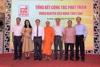Lãnh đạo Tập đoàn Sao Mai cùng các hộ nuôi cá tra, hộ trồng mì tại hội nghị