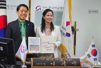 Hoạ sỹ Nguyễn Thị Kim Đức đã tặng ông Chủ tịch bản in bức tranh “Vỏ tương lai” cùng thông điệp bảo vệ thiên nhiên trước biến đổi khí hậu mà thế giới đang phải gánh chịu.