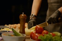 Đầu bếp là một trong những nghề cần sự tập trung cao độ và áp lực cực lớn.