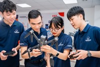 Nguyễn Thị Khánh Diệu trong phòng thí nghiệm cùng bạn bè khám phá thế giới kỹ thuật y sinh. (Ảnh: NVCC).