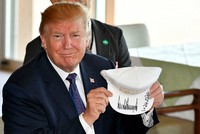 Tổng thống Mỹ Trump cầm chiếc mũ có chữ "Khiến liên minh ngày càng vĩ đại hơn" ở Nhật ngày 5/11. Ảnh: AA.