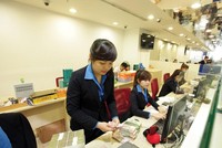 Các ngân hàng mong muốn được nới room cho khối ngoại để nâng cao năng lực vốn. Trong ảnh: Giao dịch tại Ngân hàng SCB.