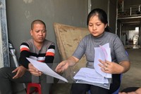 Các nạn nhân trong vụ việc cung cấp các tài liệu, bằng chứng về việc cho vay tiền. (Nguồn: TTXVN phát)