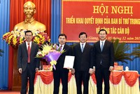 Phó ban Tổ chức Trung ương Hà Ban và Bí thư Tỉnh uỷ Hà Giang Triệu Tài Vinh; Bí Thư thứ Nhất Trung ương Đoàn TNCS Hồ Chí Minh trao Quyết định  và chúc mừng đồng chí Nguyễn Mạnh Dũng.