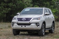 Xe con nhập khẩu về Việt Nam giảm mạnh trong những tháng cuối năm.