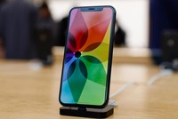 iPhone X. Ảnh: Forbes