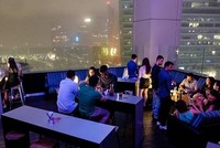 Khách hàng dự tiệc đón năm mới ở Skyline được mời chào gói tiệc thanh toán bằng một đồng Bitcoin. Ảnh: AFP.