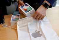 Nếu mua iPhone xách tay, người dùng cần đến các cửa hàng uy tín.