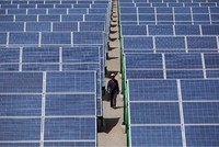 Trung Quốc là nước xuất khẩu chính pin năng lượng mặt trời vào Mỹ. Ảnh: AFP