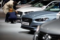 Khách hàng tham quan showroom của Hyundai Motors. (Nguồn: Reuters)