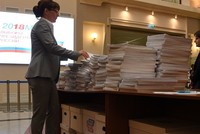 Những người ủng hộ Tổng thống Putin đóng góp chữ ký cho nhà lãnh đạo Nga trong cuộc bầu cử 2018 (Ảnh: Sputnik).