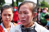 Các công nhân điêu đứng vì không có tiền về Tết. Ảnh: Thái Hà.