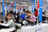 Công nhân May 10 trong ngày làm việc 21/2 (mùng 6 Tết Mậu Tuất). Ảnh: Lao Động