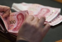 Chàng trai Trung Quốc đã chi toàn bộ tiền tiết kiệm để đãi mọi người vì tưởng mình trúng độc đắc. Ảnh minh họa: Bloomberg