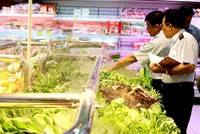 Đối với những cơ sở đã được cấp giấy chứng nhận đủ điều kiện ATTP, các đội thanh tra cũng tăng cường hậu kiểm và xử phạt. Ảnh minh họa