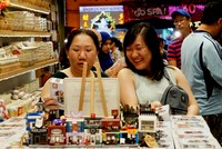 Du khách Việt mua sắm tại một cửa hàng lưu niệm ở Cameron, Malaysia. Ảnh: Viễn Thông