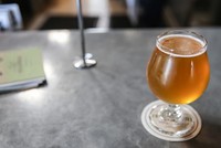 Mỗi quán bia ở Bỉ có những loại cốc đặc trưng riêng với nhiều hình thù và kích cỡ khác nhau nhưng tất cả đều được thiết kế để giữ được bọt bia lâu nhất. Ảnh: Guardian.