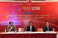 Phó Chủ tịch Hội Nhà báo Việt Nam Mai Đức Lộc (giữa), Tổng Giám đốc Cổng TTĐT Chính phủ Vi Quang Đạo (bên trái) và ông Trần Bá Dung, Trưởng Ban Nghiệp vụ, Hội Nhà báo Việt Nam, đồng chủ trì Diễn đàn.