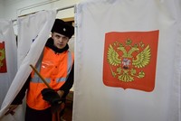 Người Nga ở thành phố Vladivostok, vùng viễn đông Nga đi bầu tổng thống. Ảnh: Reuters.